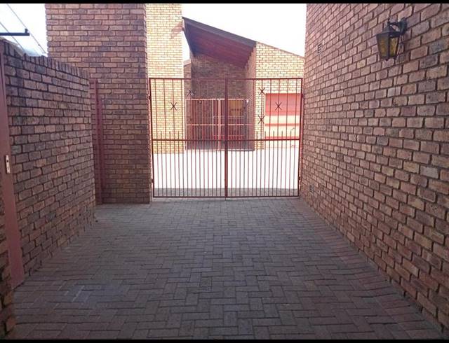 3 BEDROOM TOWNHOUSE FOR SALE IN VANDERBIJLPARK CW 3